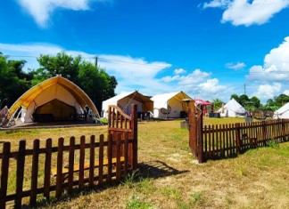 【Glamping 體驗】DBS用戶可享低至5折.豪華露營$420起!睇白泥日落、住露營車、玩水上活動、避風塘船屋體驗 – Klook (優惠至9月16日)
