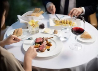 【港麗.貼錢送房】海景住宿+4道菜晚餐+早餐+下午茶+黃昏雞尾酒+27小時住宿:$2,560起 (連服務費)