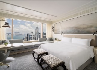 【香格里拉.大劈價】港香 / 九香住宿及餐飲優惠!住宿+自助早餐+高達 $2,000 消費額+長達24小時住宿+兒童用品禮包$1,800起!八大名菜自助餐低至8折 豪華閣海景客房:面積約446平方尺 (41平方米),設計充滿東方韻味,可愜意欣賞醉人的維多利亞港。客房硬件全新改裝,55英寸平板電視有 AirPlay,床邊櫃設有控制房燈、冷氣等裝置,也有無線充電,仲有冷熱水機一撳制就有冷、暖水出。浴室配備全新浸浴浴缸,浸得更爽!