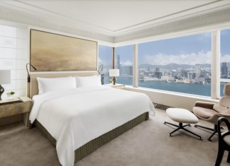 【港島香格里拉.Chill 歎自助餐連24小時住宿】住宿+早餐+自助晚餐 / 高達$2,000酒店消費額+24小時住宿體驗等$2,400起 尊貴海景套房:面積為948平方尺 (88平方米),格調精緻典雅,可飽覽維港全景。設有臥室、獨立客廳,配備步入式衣櫥及兩個獨立衛生間。