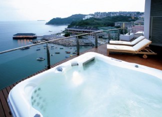 屋頂露天按摩浴缸
