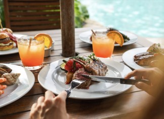 露天池畔餐廳燒烤自助晚餐